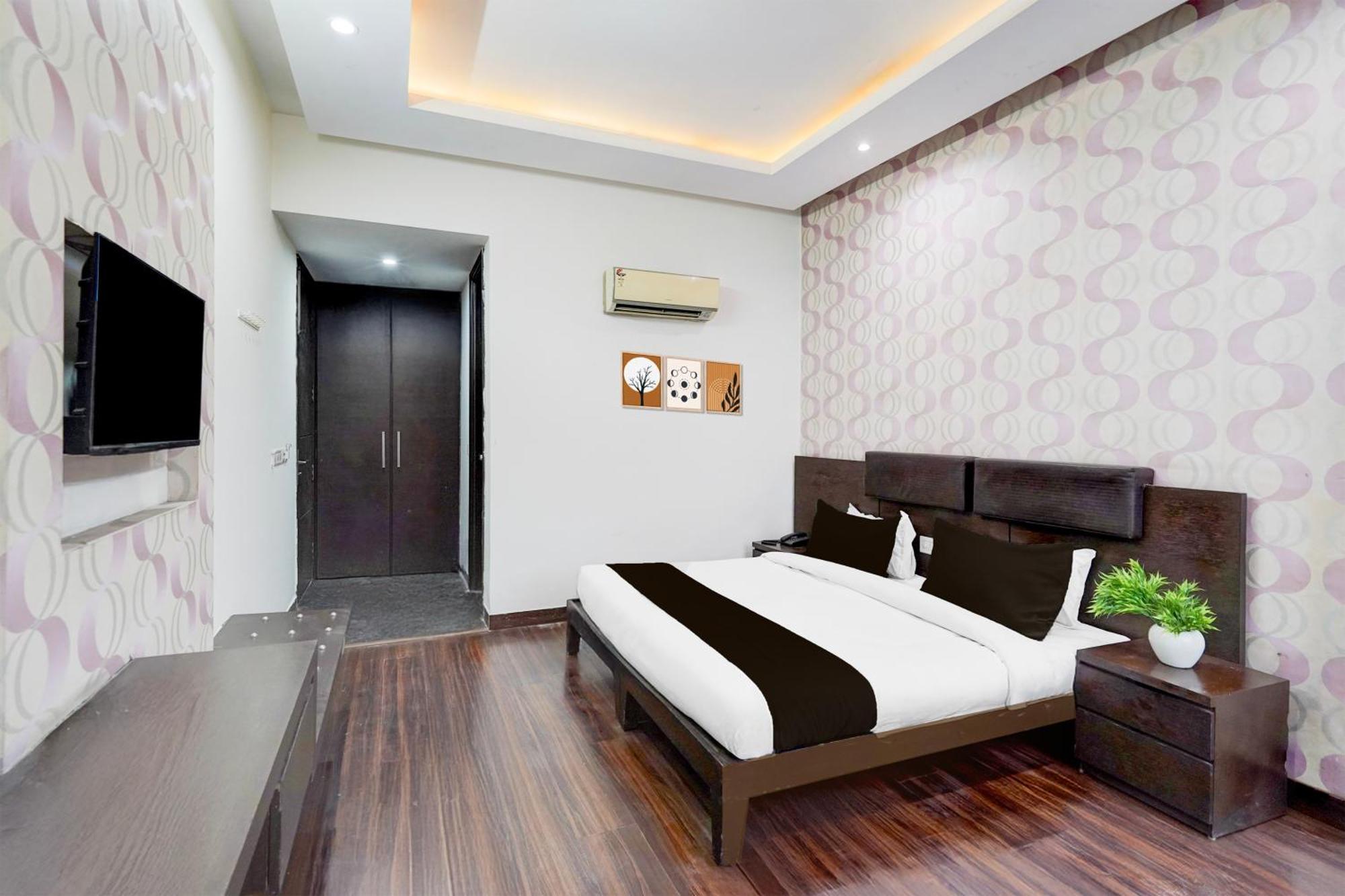 Super Townhouse Sector 51 Noida Near Metro Station Hotel Ngoại thất bức ảnh