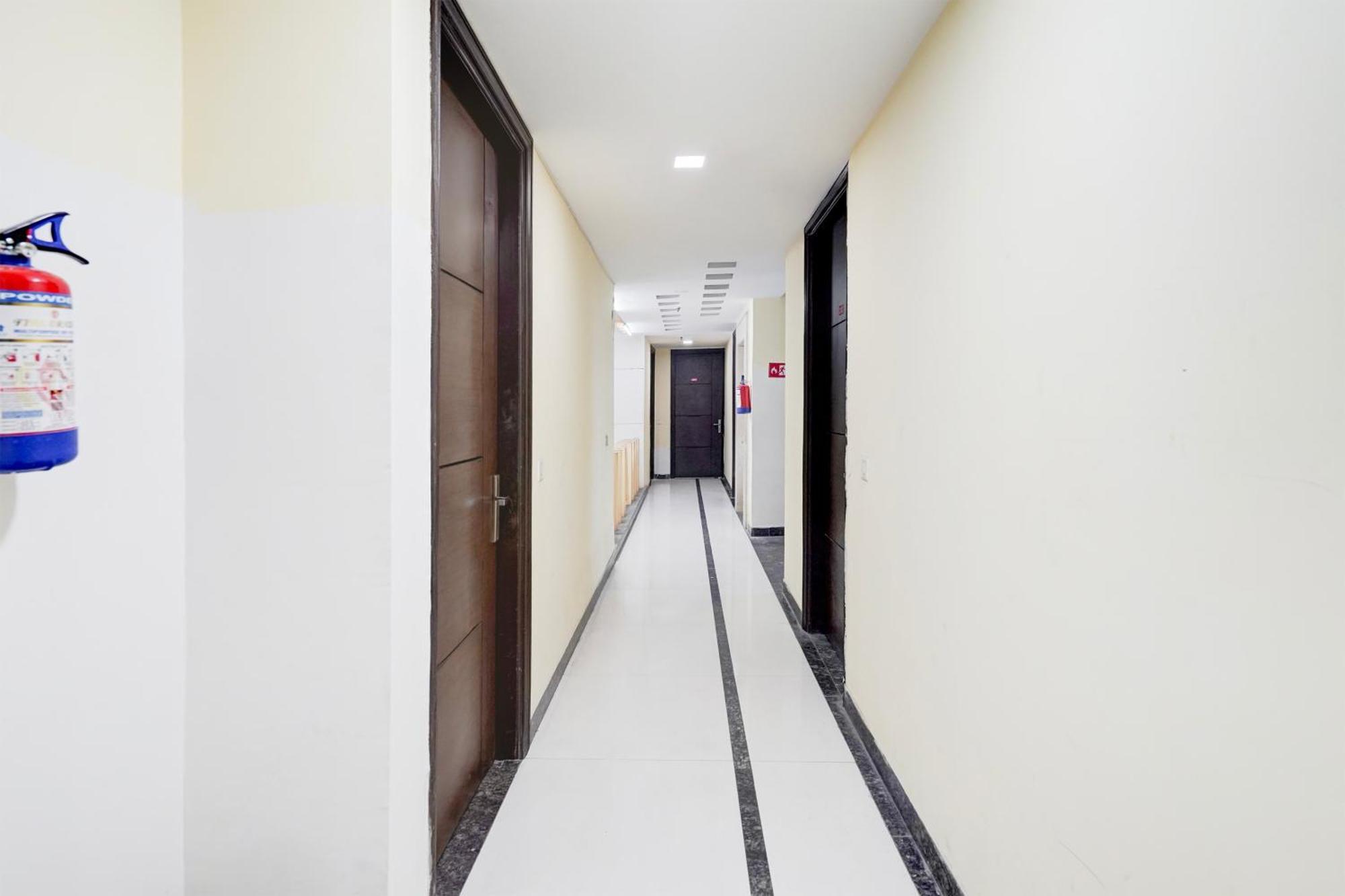 Super Townhouse Sector 51 Noida Near Metro Station Hotel Ngoại thất bức ảnh